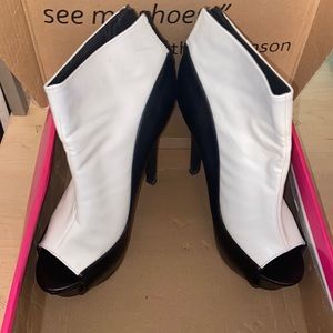 C. Label. - black suede tassel pumps🔵